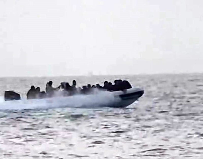 ÇEŞME İLÇESİ AÇIKLARINDA SAHİL GÜVENLİK EKİPLERİNİN MÜLTECİ BOTUNU TAKİBE ALDIĞI ANLAR, BİR...