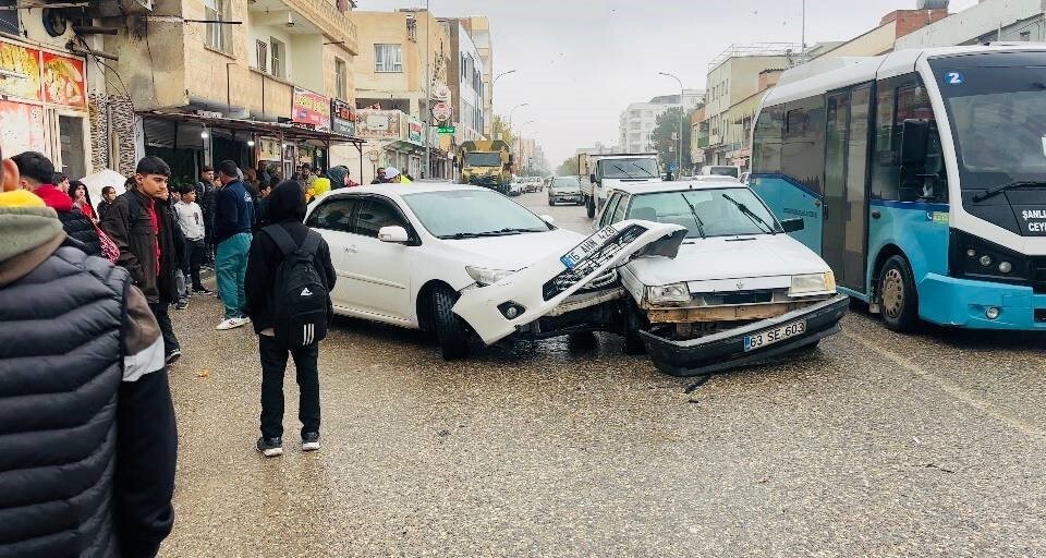 CEYLANPINAR'DA 2 OTOMOBİL ÇARPIŞTI