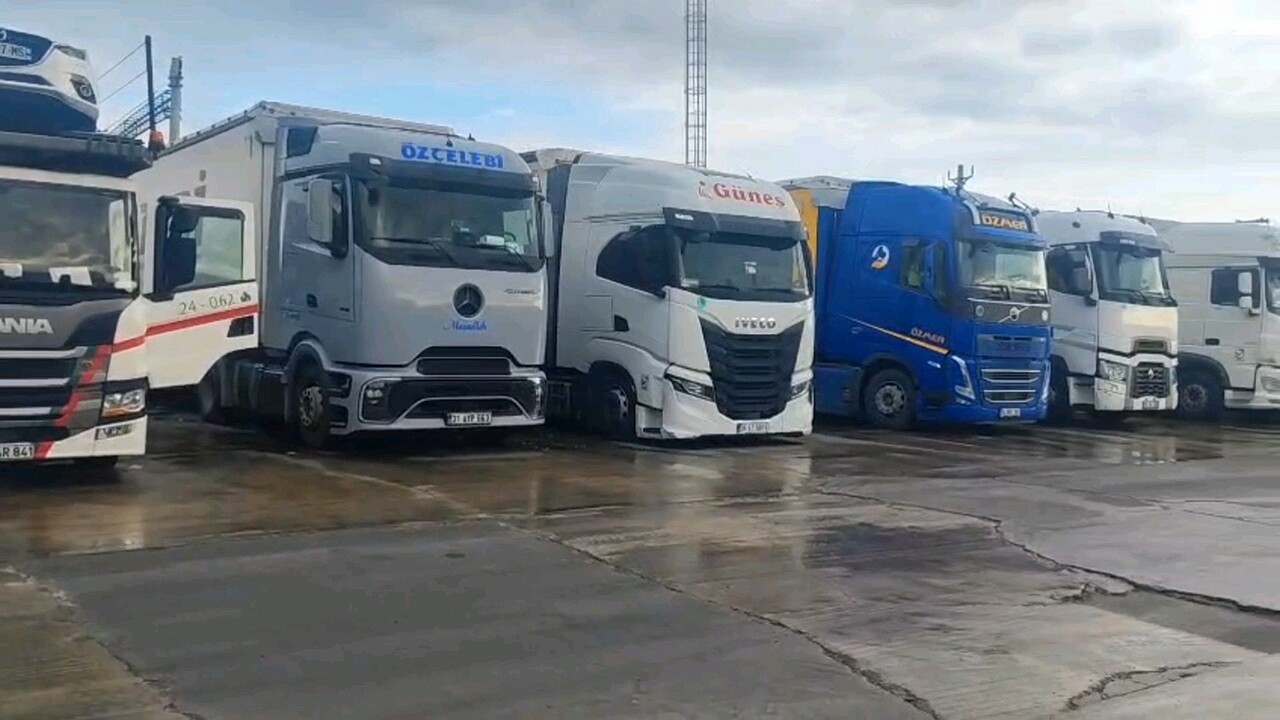 ÇİFTÇİ BLOKAJLARI SEBEBİYLE 2 ARALIK AKŞAM SAATLERİNDEN İTİBAREN TAMAMEN DURAN İPSALA VE KİPİ...