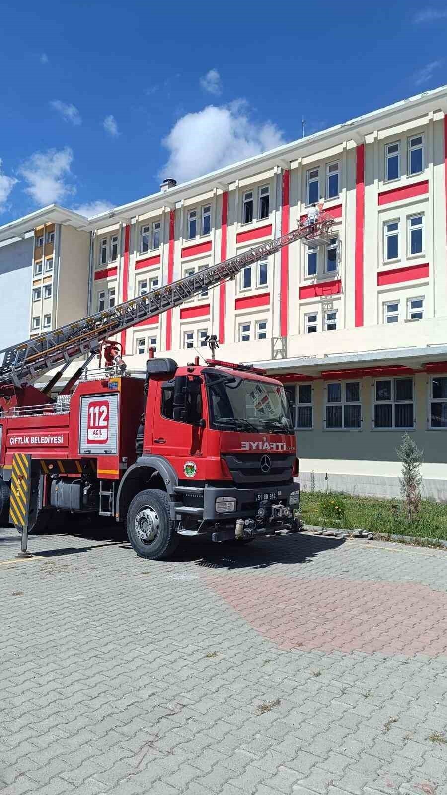 ÇİFTLİK ANADOLU İMAM HATİP LİSESİ'NDE GÖREV YAPAN MÜDÜR BAŞYARDIMCISI AKIN KAHRAMAN, OKUL...