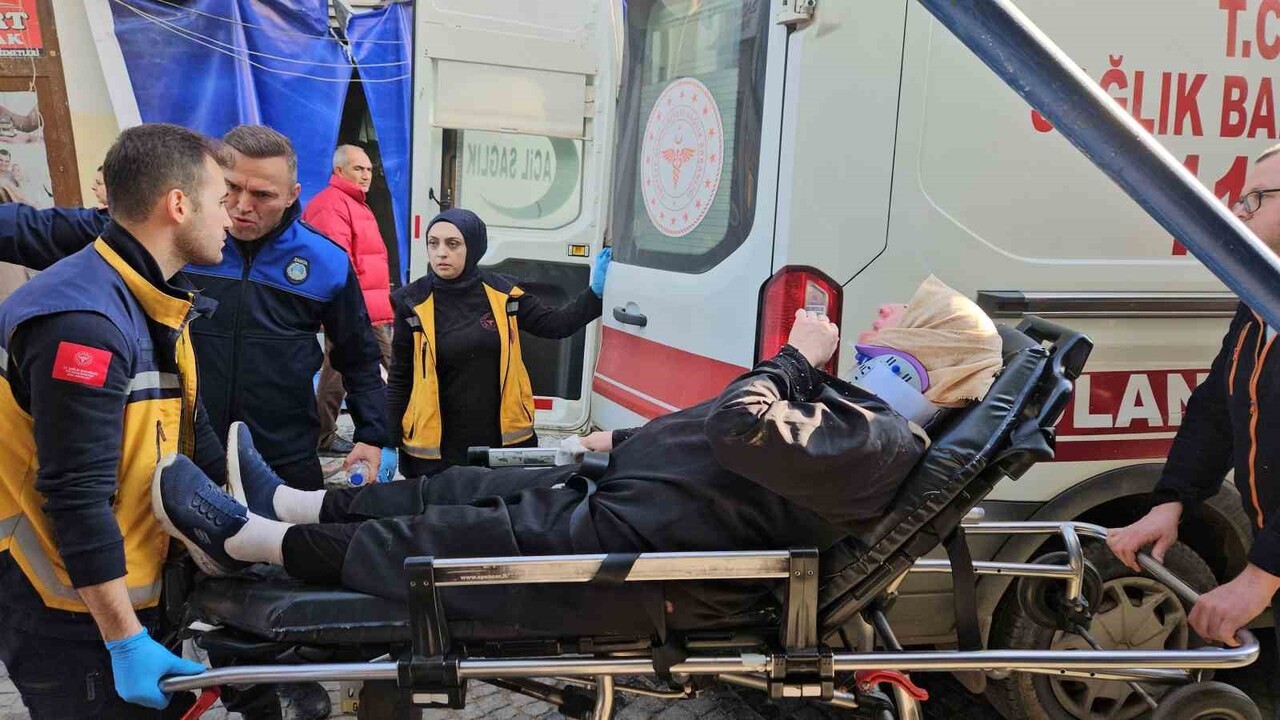 ÇİLİNGİRLER CADDESİ'NDE BİR KADIN, ZEMİNDEKİ BOZUKLUK SEBEBİYLE TAKILIP DÜŞEREK...