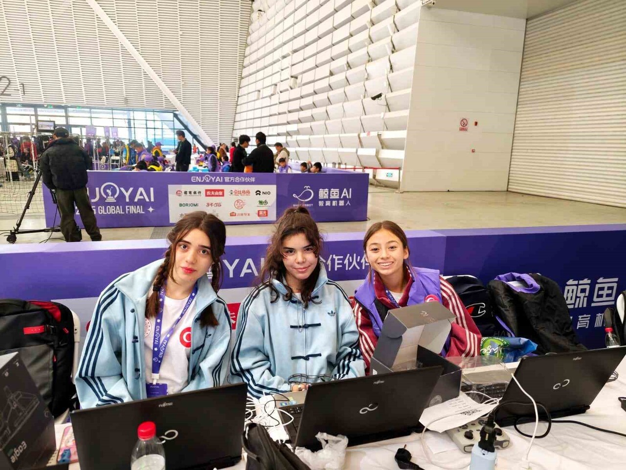 ÇİN'DE YARIŞAN ROBOTİK TAKIMINDAN YARIŞMADA GÜMÜŞ MADALYA