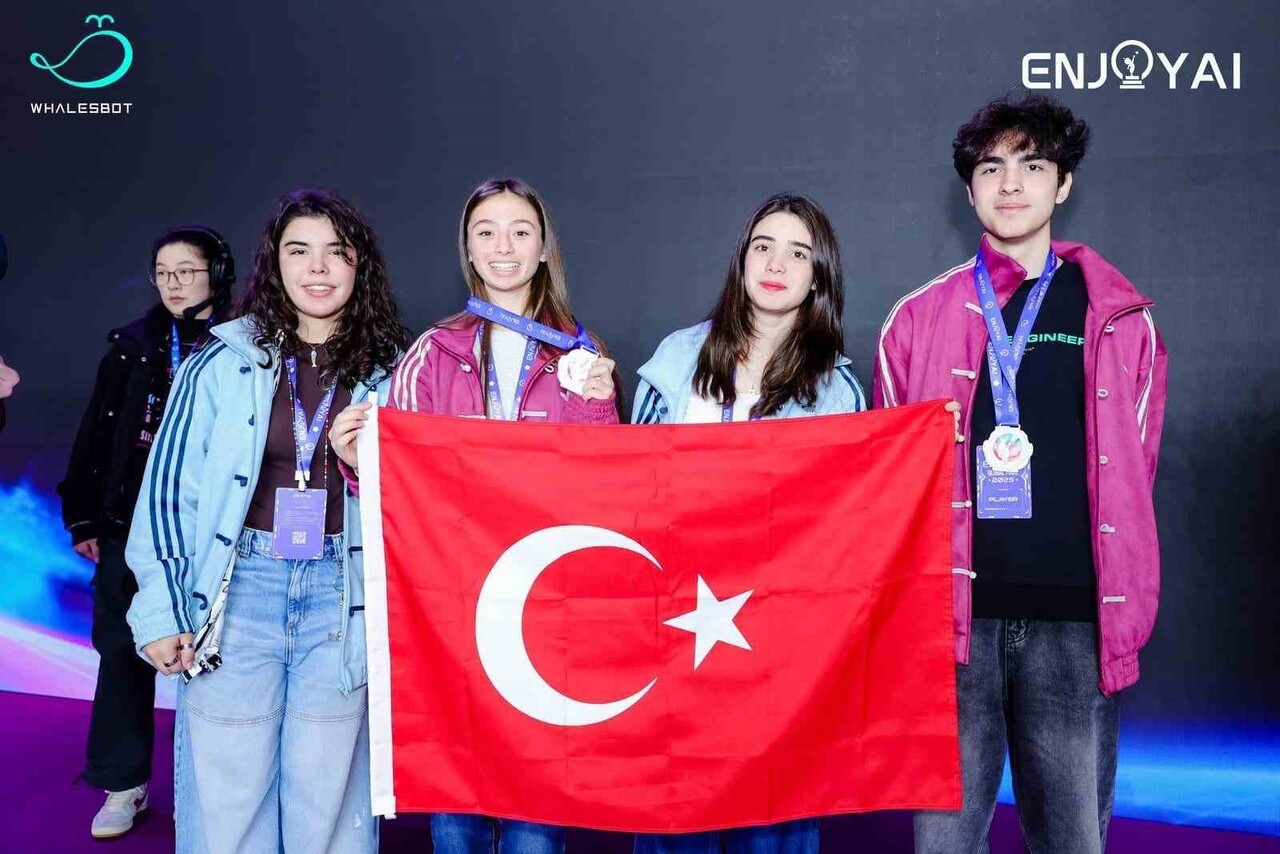 ÇİN'DE YARIŞAN ROBOTİK TAKIMINDAN YARIŞMADA GÜMÜŞ MADALYA
