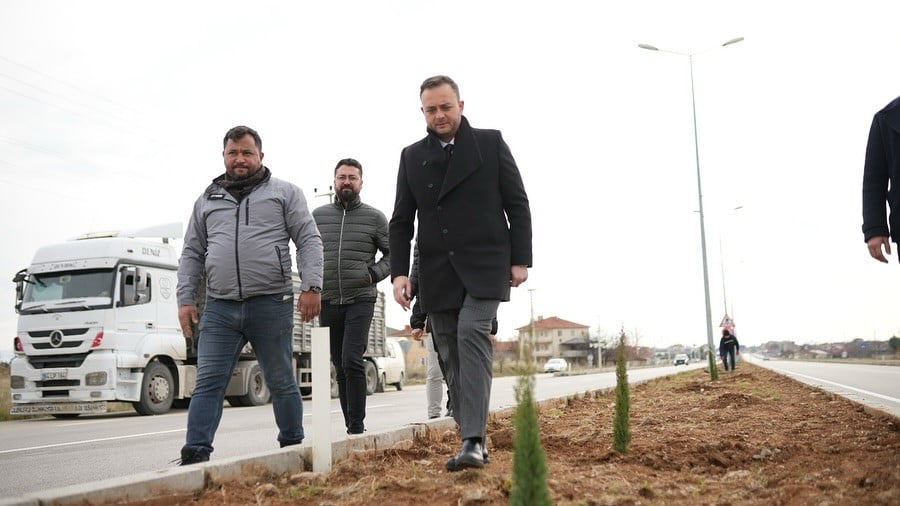 ÇİVRİL BELEDİYESİ İLÇENİN ÇEHRESİNİ DEĞİŞTİRMEK AMACIYLA PEYZAJ ÇALIŞMALARINI...