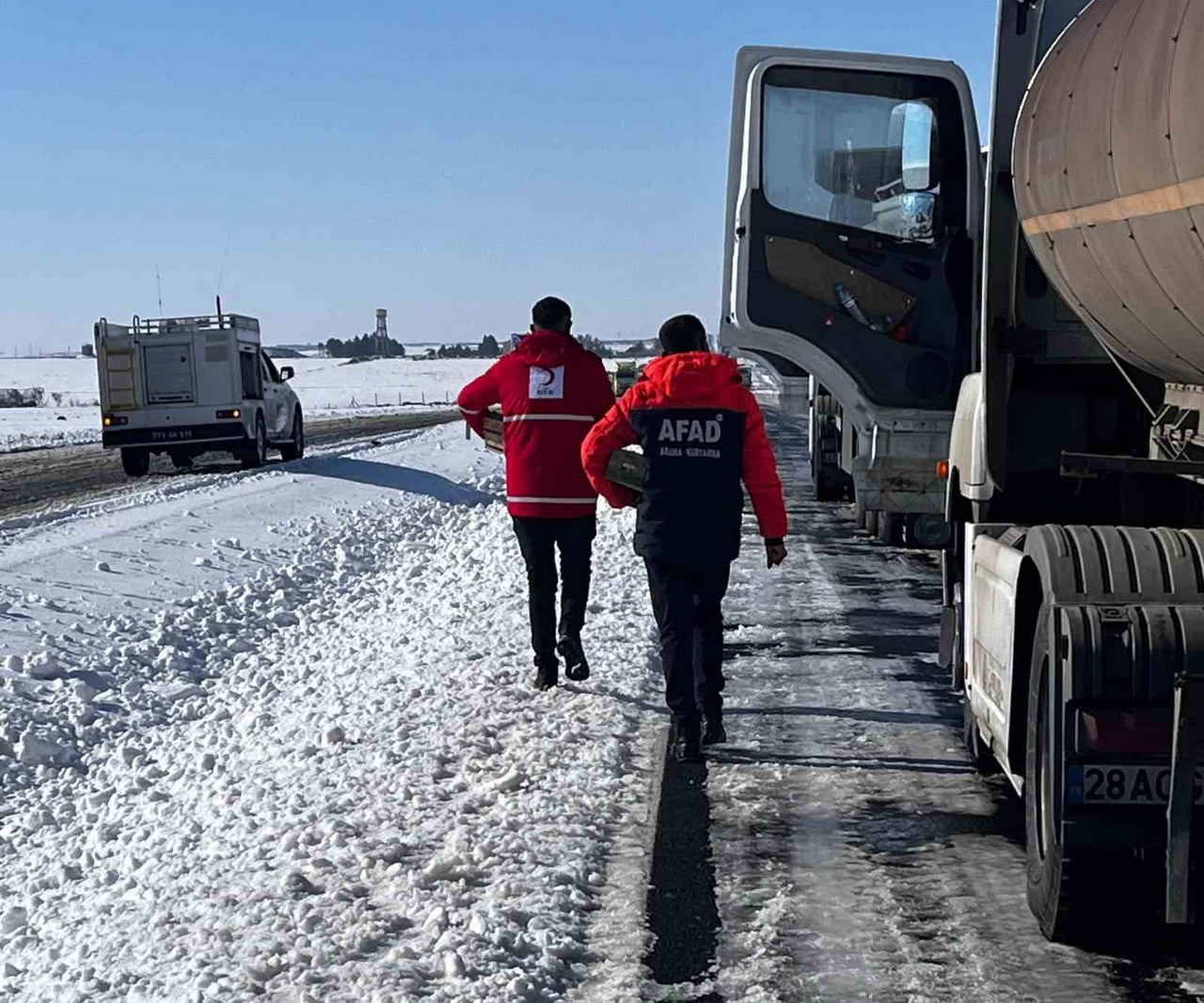 CİZRE KIZILAY'DAN YOLDA KALAN TIR ŞOFÖRLERİNE SICAK DESTEK