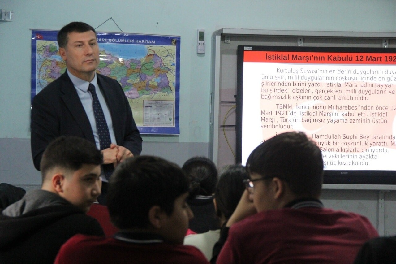 CİZRE ŞEHİT SAİT ATAK İLKOKULU-ORTAOKULU ÖĞRENCİLERİ İLE BİRARAYA GELEN MİLLİ EĞİTİM MÜDÜRÜ ŞAHAN...