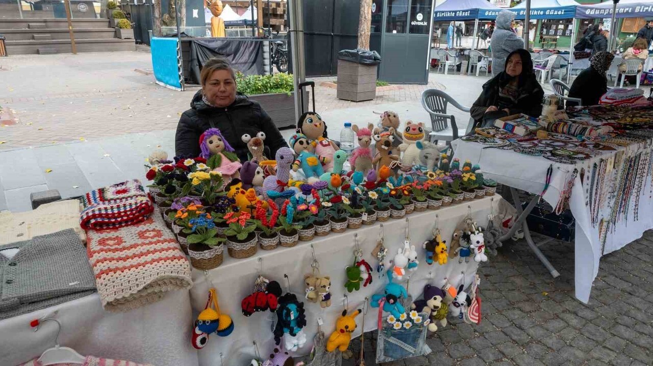 ÇOCUKLUK TUTKUSUNU EL EMEĞİNE DÖNÜŞTÜREN EV HANIMI ŞÜKRAN KAROL, SOĞUK HAVAYA RAĞMEN TEZGÂHININ...