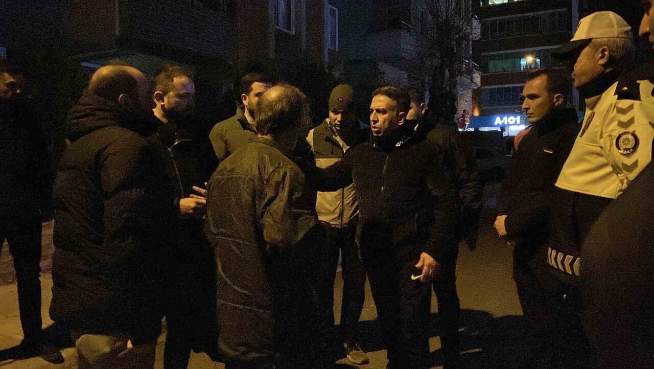 ÇORUM'DA 4 KATLI BİNANIN ÇATISINA ÇIKARAK İNTİHAR GİRİŞİMİNDE BULUNAN ŞAHIS, İL EMNİYET MÜDÜRÜ...