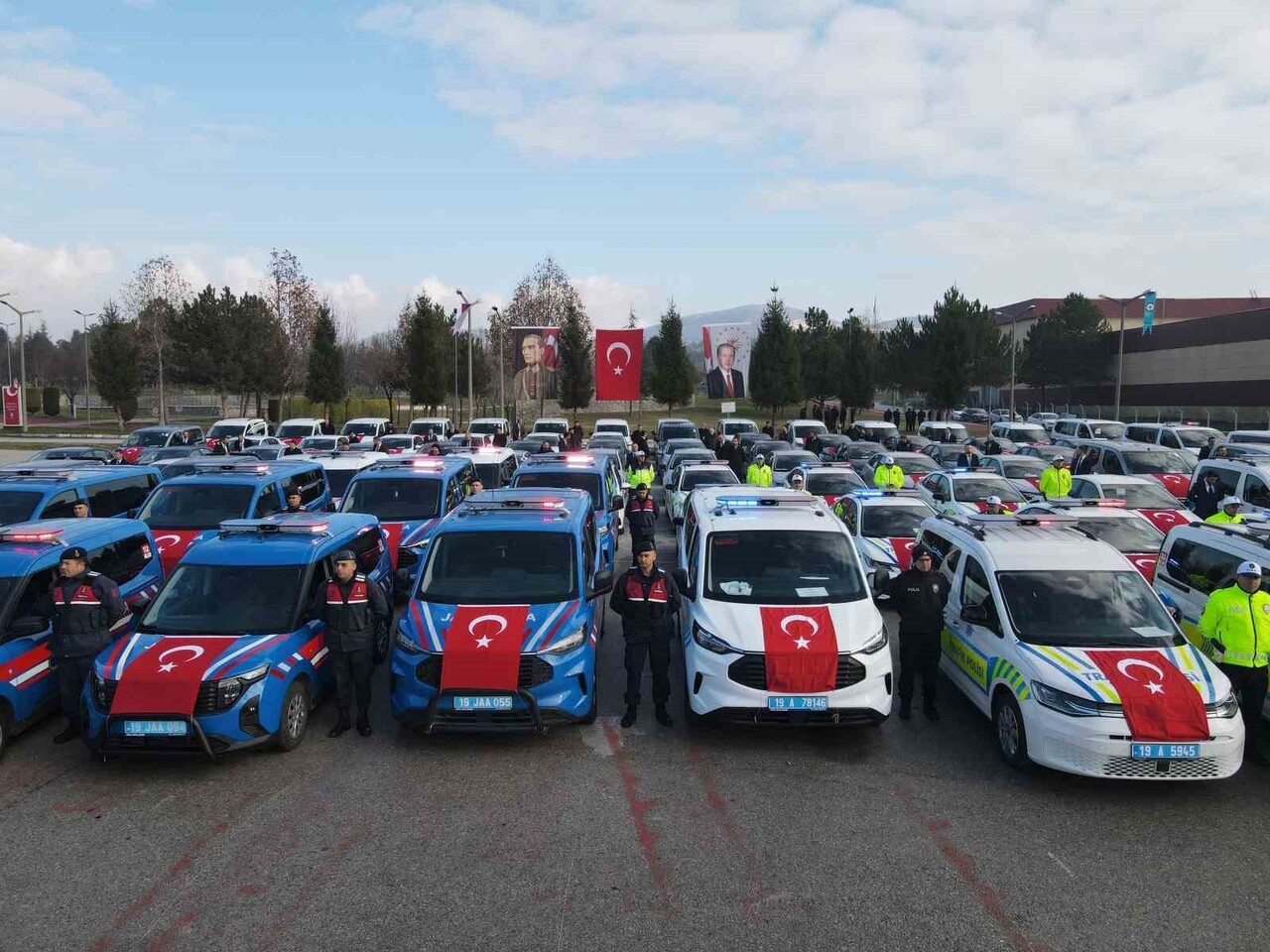 ÇORUM'DA, İL JANDARMA KOMUTANLIĞI VE İL EMNİYET MÜDÜRLÜĞÜNE TAHSİS EDİLEN1 23 YENİ ARAÇ...