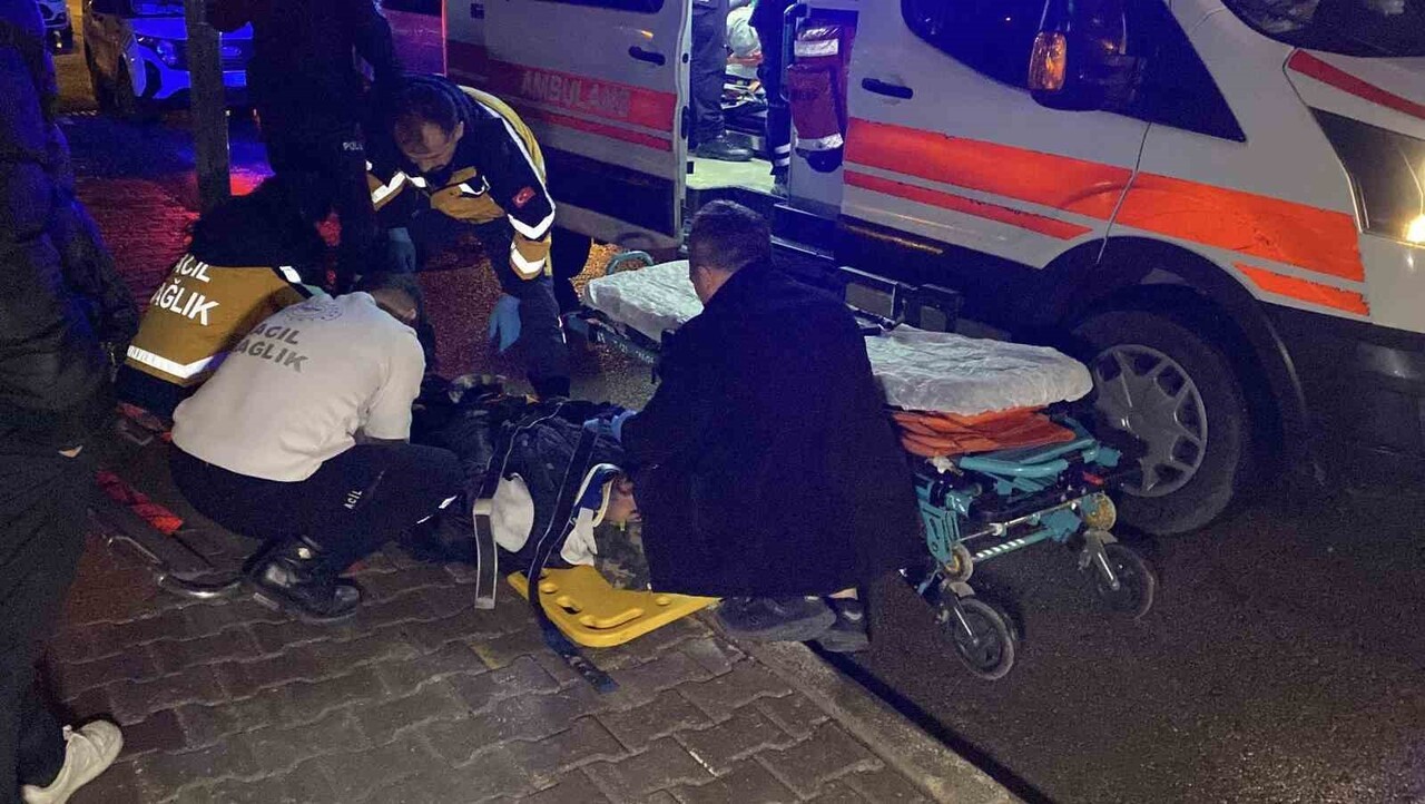 ÇORUM'DA MOTOSİKLET YOLUN KARŞISINA GEÇMEK İSTEYEN YAYAYA ÇARPTI. KAZADA 2 KİŞİ YARALANDI.