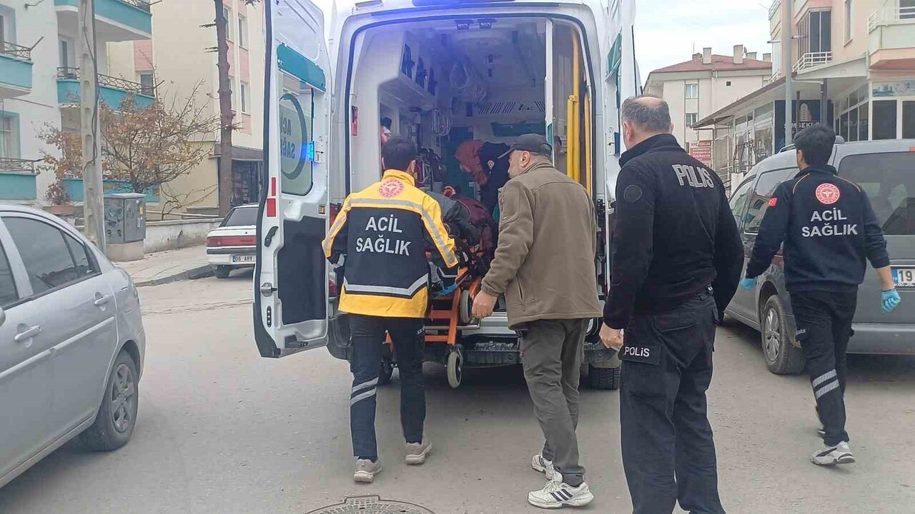 ÇORUM'DA PARKTA ARKADAŞIYLA ŞAKALAŞTIĞI SIRADA EKMEK BIÇAĞININ ÜZERİNE DÜŞEN GENÇ...