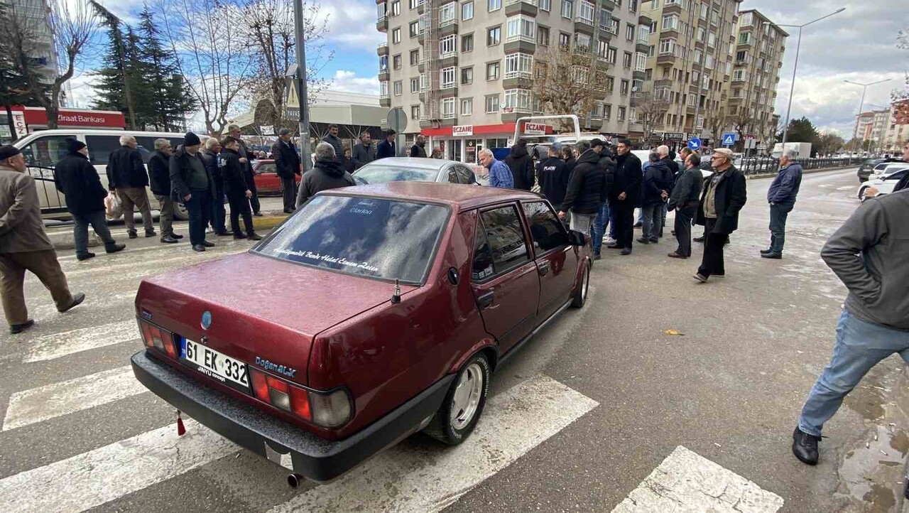 ÇORUM'DA ÜÇ ARACIN ÇARPIŞMASI NETİCESİNDE MEYDANA GELEN KAZADA SÜRÜCÜLER YARA ALMADAN...