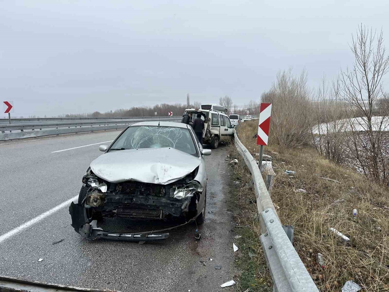 ÇORUM'UN ALACA İLÇESİNDE KAZA YAPAN HAFİF TİCARİ ARAÇTAN İNEN VATANDAŞLARA OTOMOBİL ÇARPTI. KAZADA...