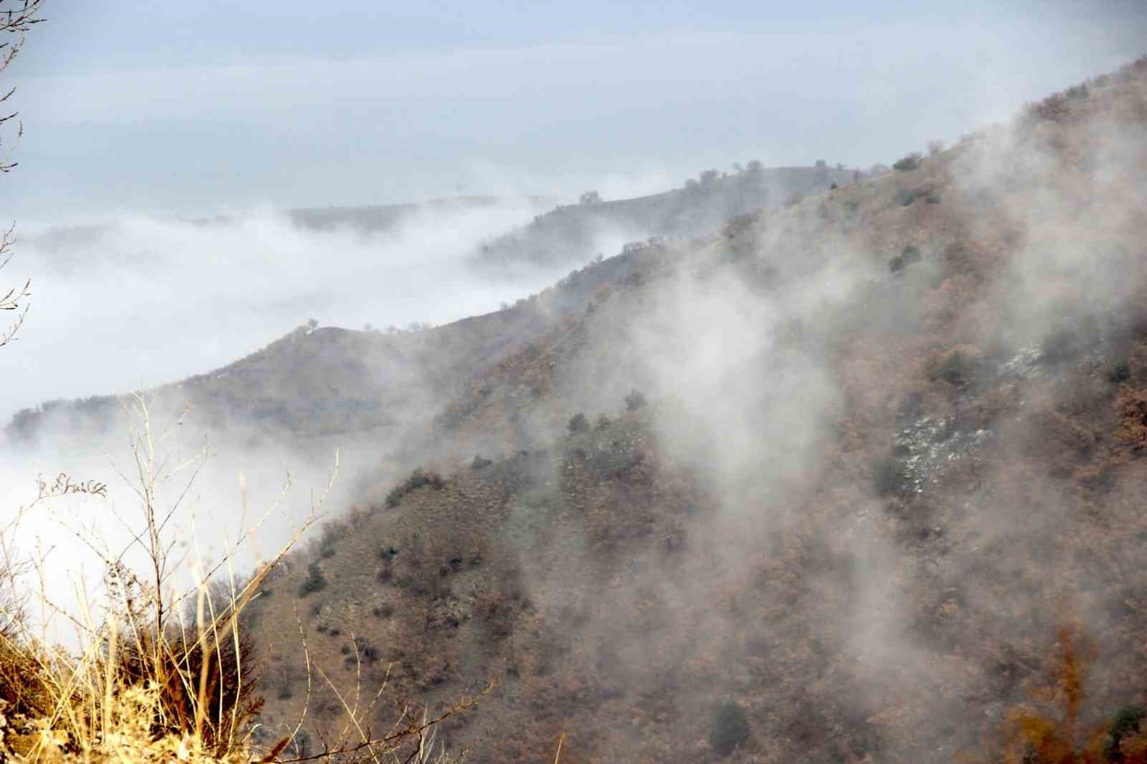 ÇORUM'UN LAÇİN İLÇESİ KIRKDİLİM MEVKİİNDE YOĞUN SİS ETKİLİ OLDU.