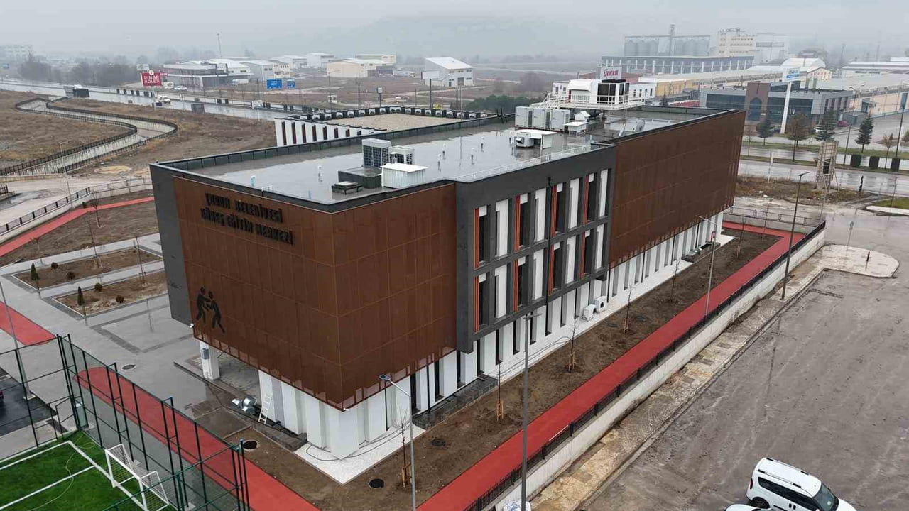 ÇORUM BELEDİYESİ TARAFINDAN YAPIMI TAMAMLANAN VE BÖLGENİN EN KAPSAMLI SPOR YATIRIMLARINDAN BİRİ...