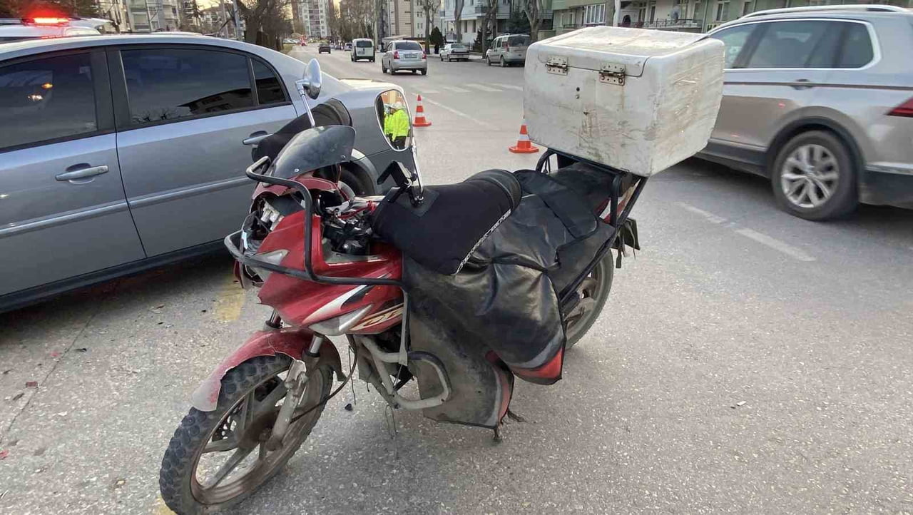 ÇORUM’DA OTOMOBİL İLE MOTOSİKLETİN ÇARPIŞMASI SONUCU MEYDANA GELEN KAZADA, OTOMOBİLİN TEKERLEĞİ...