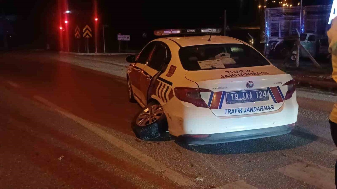 ÇORUM’DA OTOMOBİLİN KAVŞAKTA BEKLEYEN JANDARMA ARACI VE OTOMOBİLE ARKADAN ÇARPMASI NETİCESİNDE 2...