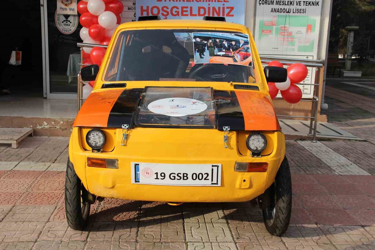 ÇORUM’DA YERLİ MALI HAFTASI KAPSAMINDA DÜZENLENEN PROGRAMDA SERGİLENEN LİSE ÖĞRENCİLERİNİN...