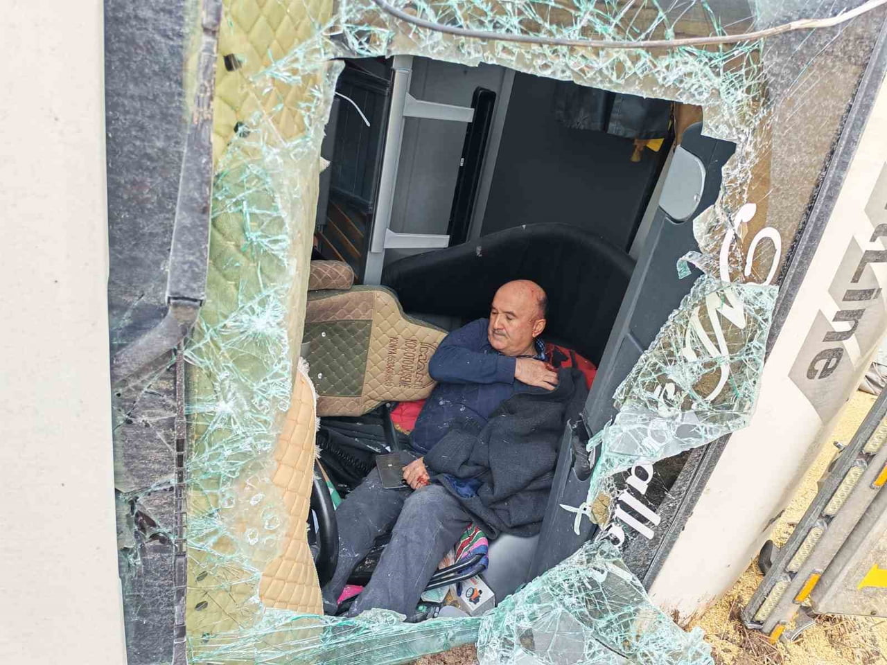 ÇORUM’UN SUNGURLU İLÇESİNDE YAĞIŞLI HAVA NEDENİYLE KONTROLDEN ÇIKAN TIR DEVRİLDİ. ARAÇ İÇERİSİNDE...