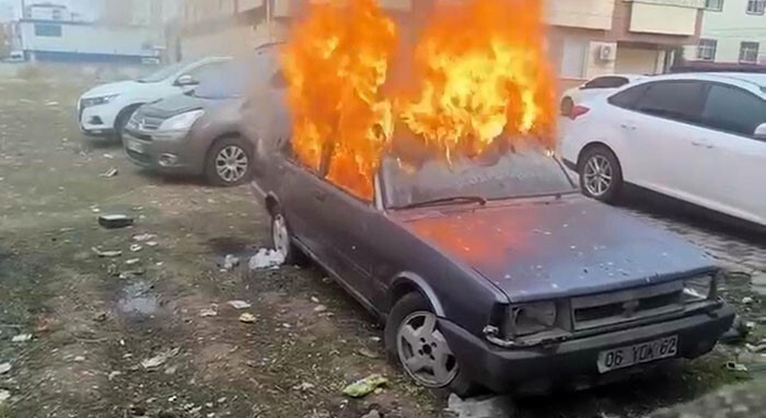 CUMHURİYET MAHALLESİ'NDE PARK HALİNDEKİ FİAT DOĞAN MARKA OTOMOBİL, ALEVLERE TESLİM OLUP...