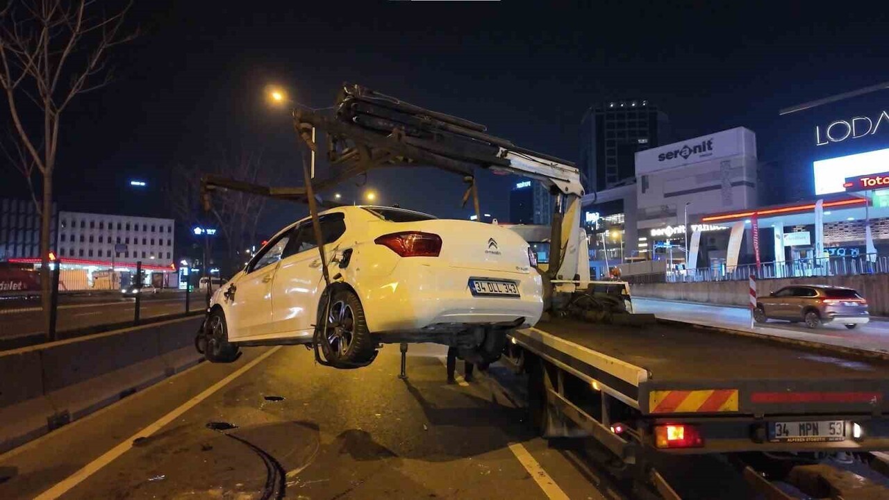 D100 KARAYOLU BOSTANCI - KOZYATAĞI İSTİKAMETİNDE SEYİR HALİNDEYKEN MAKAS ATARAK İLERLEDİĞİ İDDİA...