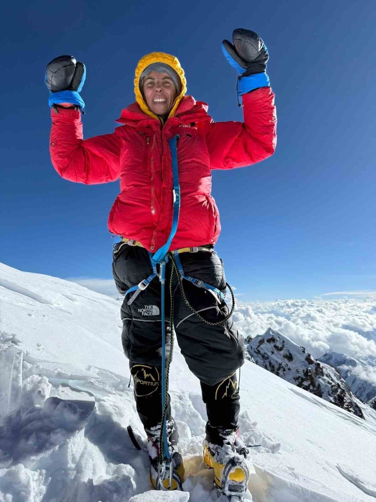 DAĞCILIĞA TESADÜFEN BAŞLADIĞI BİR DOĞA YÜRÜYÜŞÜNÜN ARDINDAN HAYATINI ZİRVELERE ADAYAN ESİN HANDAL...