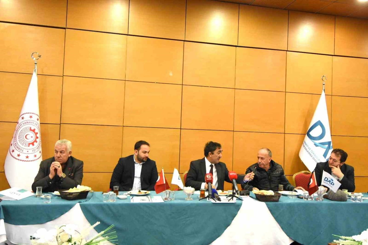 DAP BÖLGE KALKINMA İDARESİ BAŞKANI PROF. DR. OSMAN DEMİRDÖĞEN DÜZENLEDİĞİ BASIN TOPLANTISINDA...