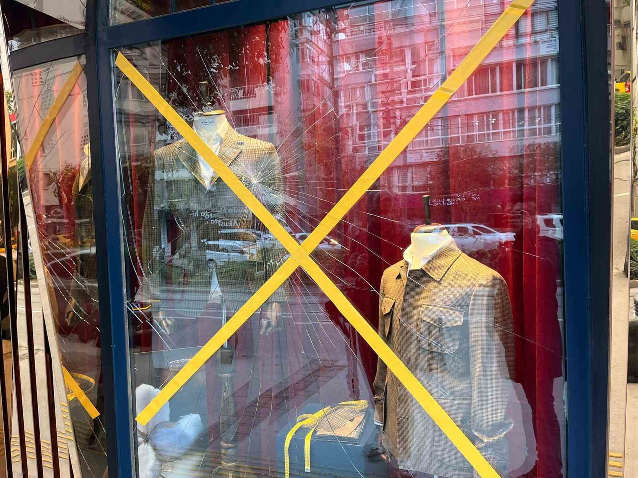 DARBELERİN ETKİSİYLE İŞ YERİNİN CAMI KIRILDI.