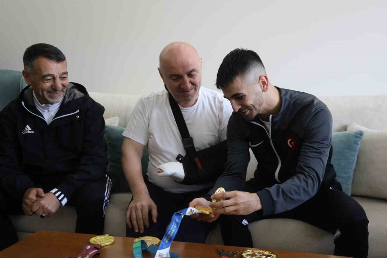 DARICA BELEDİYESİ EĞİTİM VE SPOR KULÜBÜ SPORCUSU ERAY ŞAMDAN, ŞAMPİYONA DÖNÜŞÜ, GEÇİRDİĞİ...