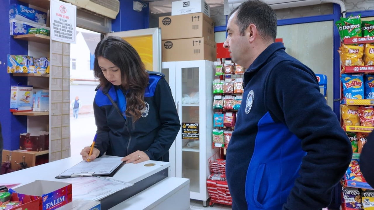 DARICA BELEDİYESİ ZABITA MÜDÜRLÜĞÜ EKİPLERİ, YILBAŞI ÖNCESİNDE İLÇE GENELİNDEKİ İŞLETMELERDE GIDA...