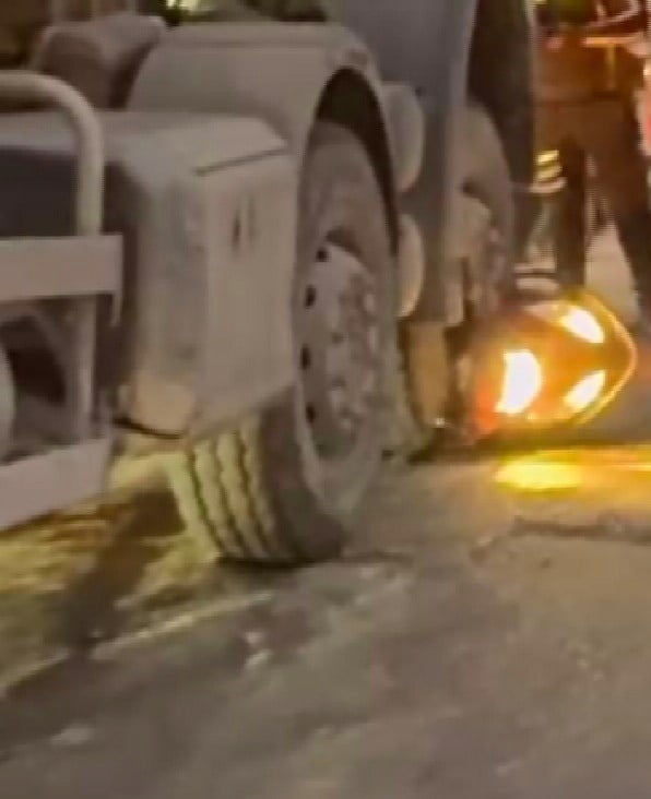 DEFNE İLÇESİNDE MİKSERİN ALTINDA KALARAK EZİLEN MOTOSİKLET SÜRÜCÜSÜ HAYATINI KAYBETTİ.