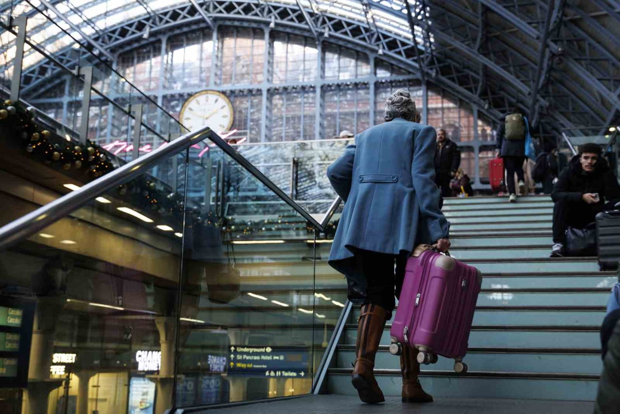 DEMİRYOLU ŞİRKETİ EUROSTAR, MANŞ TÜNELİ'NDEKİ ELEKTRİK HATTINDA DÜN MEYDANA GELEN ARIZA NEDENİYLE...