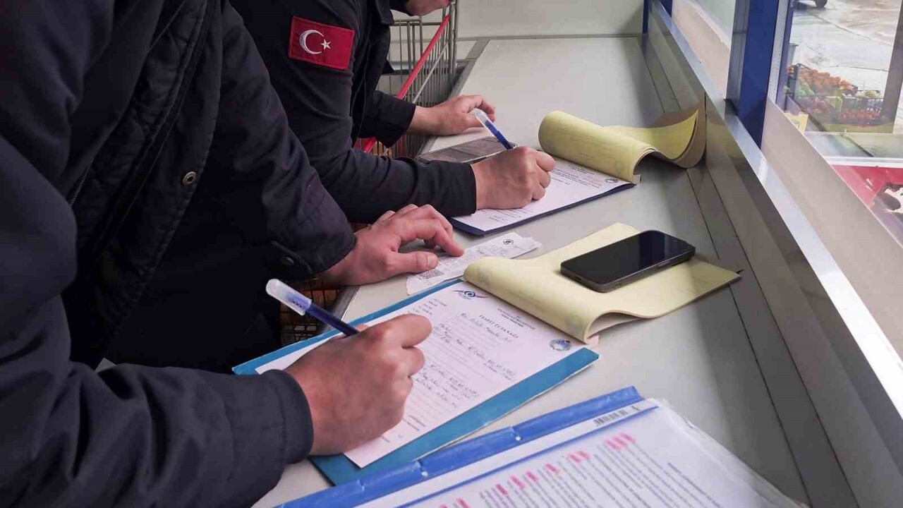 DENETİMDE ÇOK SAYIDA ÜRÜNE İMHA EDİLMEK ÜZERE EL KONULURKEN, MARKETE CEZAİ İŞLEM UYGULANDI