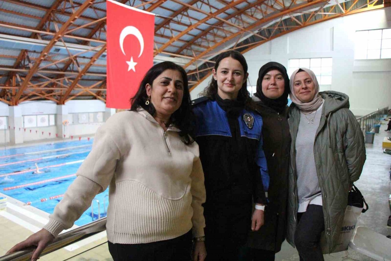 DENİZİ OLMAYAN AMASYA’DA POLİSLERİN DESTEĞİYLE DÜZENLENEN ÜCRETSİZ KURSTA ÇOCUKLARINA HAVUZDA...