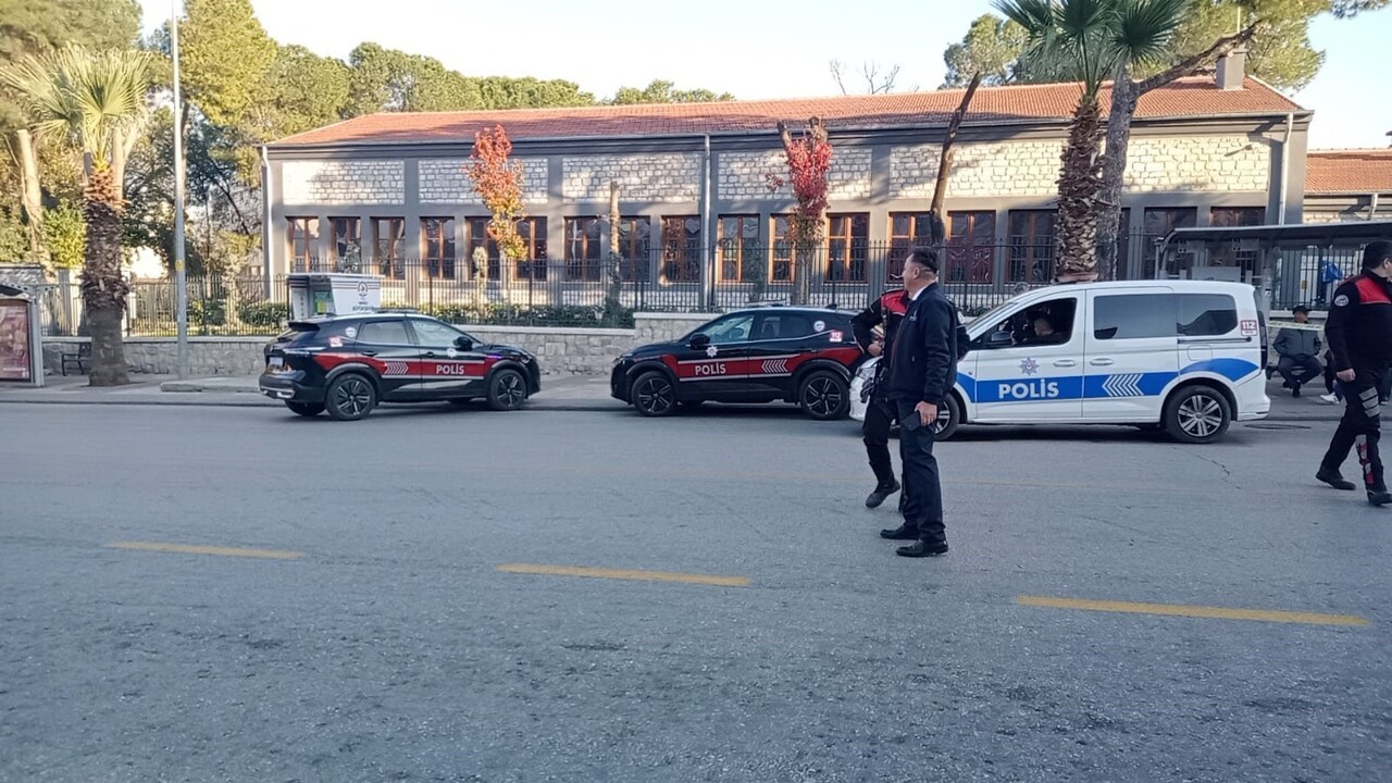 DENİZLİ'DE BİR OTOBÜS DURAĞINDA BIRAKILAN SAHİPSİZ ÇANTA NEDENİYLE BOMBA PANİĞİ YAŞANDI. POLİS...