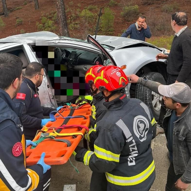 DENİZLİ'NİN KALE İLÇESİNDE YOLDAN ÇIKAN OTOMOBİL AĞACA ÇARPARAK DURABİLDİ. KAZADA ARAÇTA BULUNAN 2...