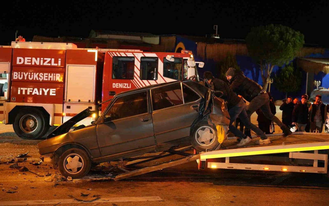 DENİZLİ’DE 5 ARACIN KARIŞTIĞI ZİNCİRLEME KAZA SONUCUNDA ÇOK SAYIDA VATANDAŞ YARALANDI. KAZAYA...