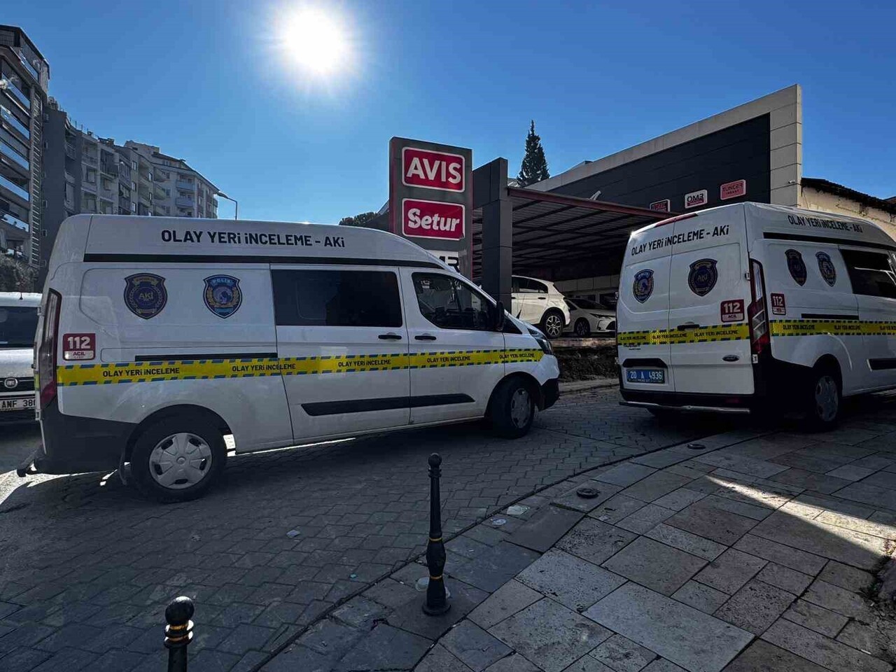 DENİZLİ’DE 7 KATLI APARTMANIN ÇATISINA ÇIKAN GENÇ, BİLİNMEYEN BİR NEDENDEN DOLAYI AŞAĞIYA DÜŞMESİ...