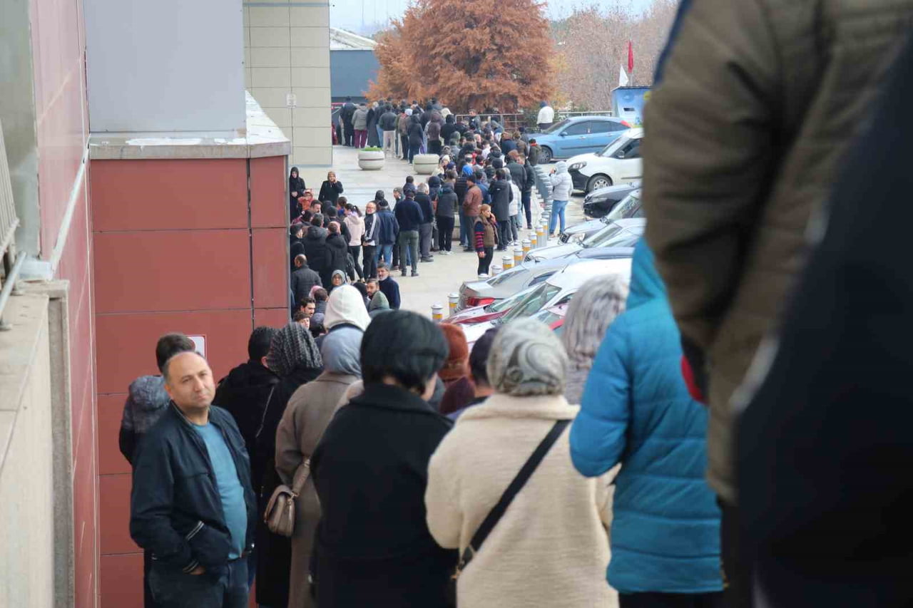 DENİZLİ’DE BİR ZİNCİR MARKETİN AÇILIŞINDA TEKNOLOJİ ÜRÜNLERİNDEKİ İNDİRİMİN YANI SIRA HEDİYE ÇEKİ...