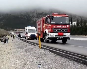 DENİZLİ’DE DİREKSİYON HAKİMİYETİNİ KAYBEDEN OTOMOBİL ÖNCE KARŞI ŞERİDE ARDINDAN İSE ŞARAMPOLE...