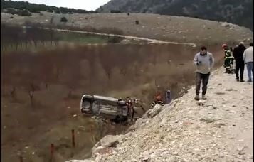 DENİZLİ’DE DİREKSİYON HAKİMİYETİNİ KAYBEDEN OTOMOBİL ÖNCE KARŞI ŞERİDE ARDINDAN İSE ŞARAMPOLE...