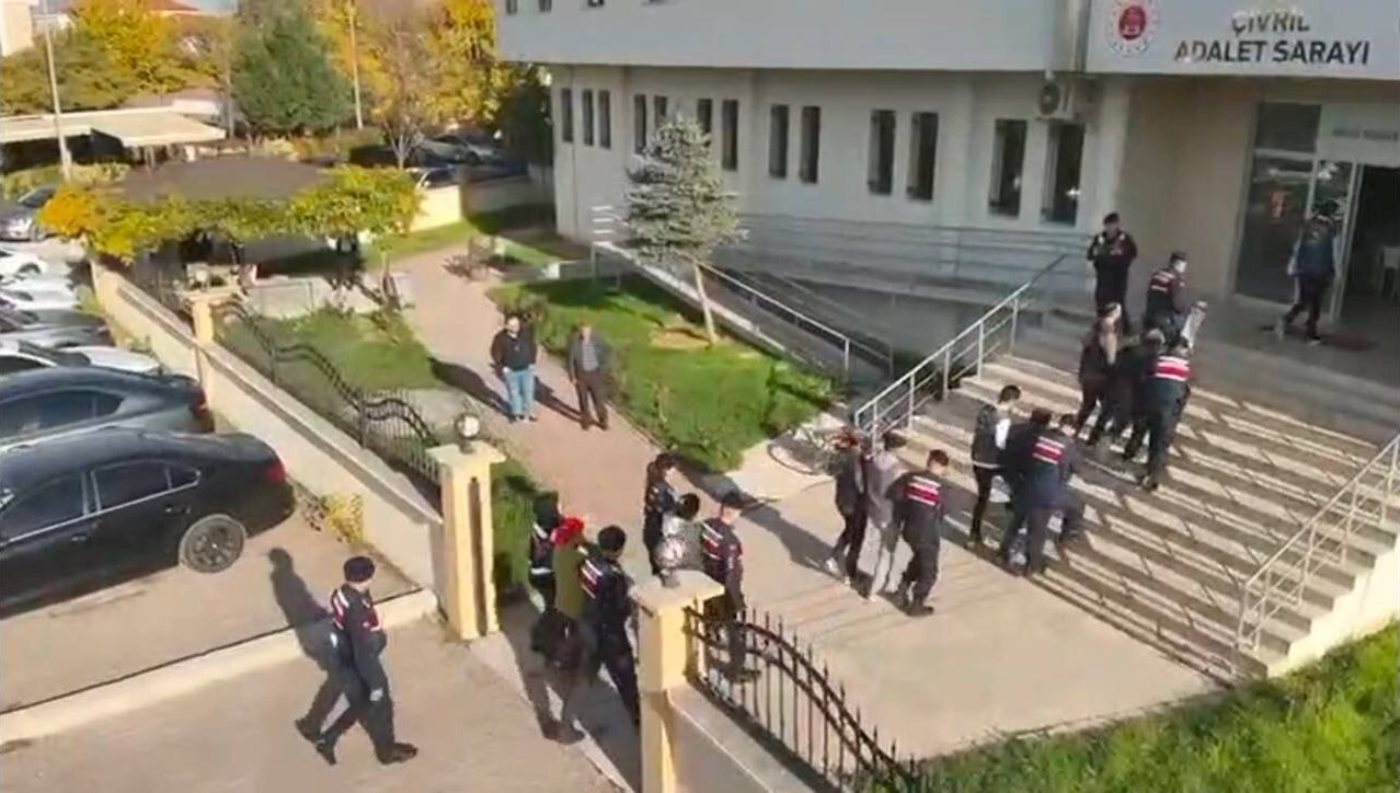 DENİZLİ’DE EVLENME VAADİYLE ERKEKLERDEN 5-10 BİN ABD DOLAR TALEP ETTİKLERİ DAHA SONRASINDA DA...