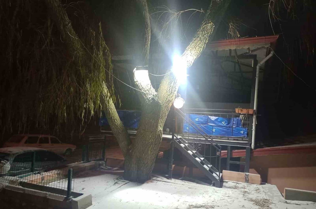 DENİZLİ’DE HAVA SICAKLIKLARININ ANİ ŞEKİLDE DÜŞMESİYLE BİRLİKTE YÜKSEK KESİMLERDE KAR YAĞIŞI...