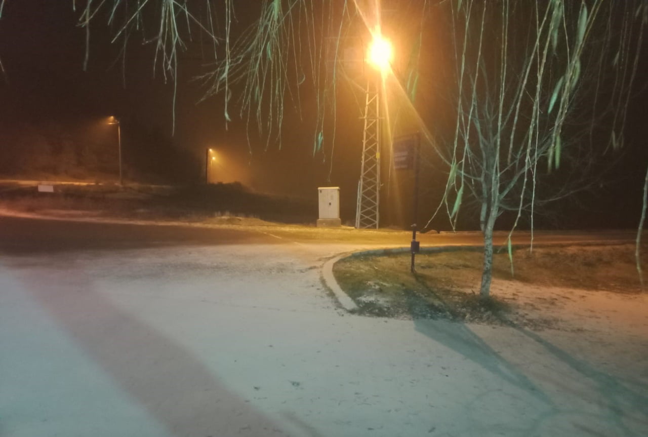 DENİZLİ’DE HAVA SICAKLIKLARININ ANİ ŞEKİLDE DÜŞMESİYLE BİRLİKTE YÜKSEK KESİMLERDE KAR YAĞIŞI...