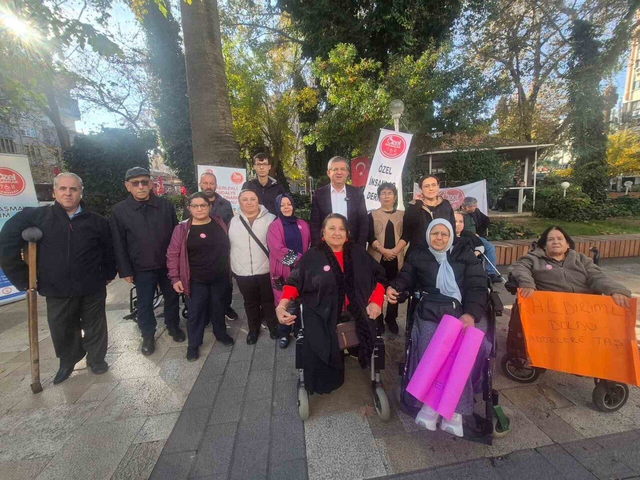 DENİZLİ’DE ÖZEL İNSANLAR DERNEĞİ TARAFINDAN DÜZENLENEN ‘1 DAKİKA ÖZEL İNSAN’ ETKİNLİĞİNDE...