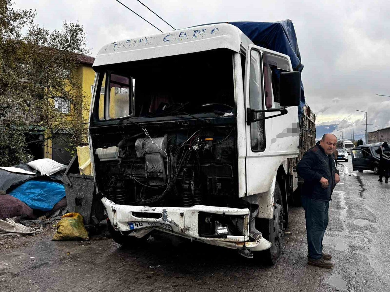 DENİZLİ’DE SEYİR HALİNDEKİ HAFİF TİCARİ ARAÇ İLE KAMYON ÇARPIŞMASI SONUCU MEYDANA GELEN TRAFİK...