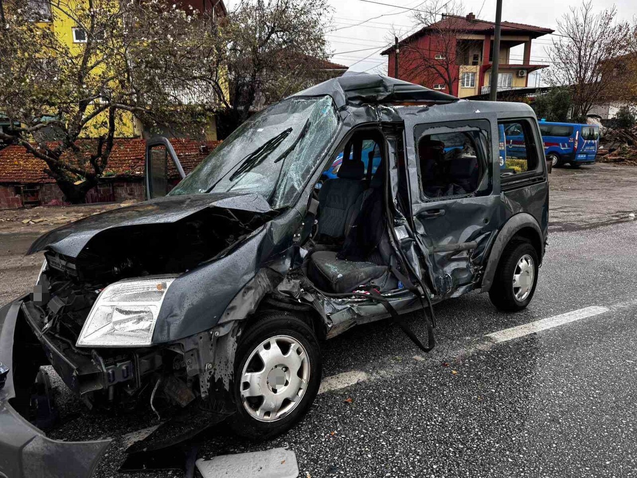 DENİZLİ’DE SEYİR HALİNDEKİ HAFİF TİCARİ ARAÇ İLE KAMYON ÇARPIŞMASI SONUCU MEYDANA GELEN TRAFİK...