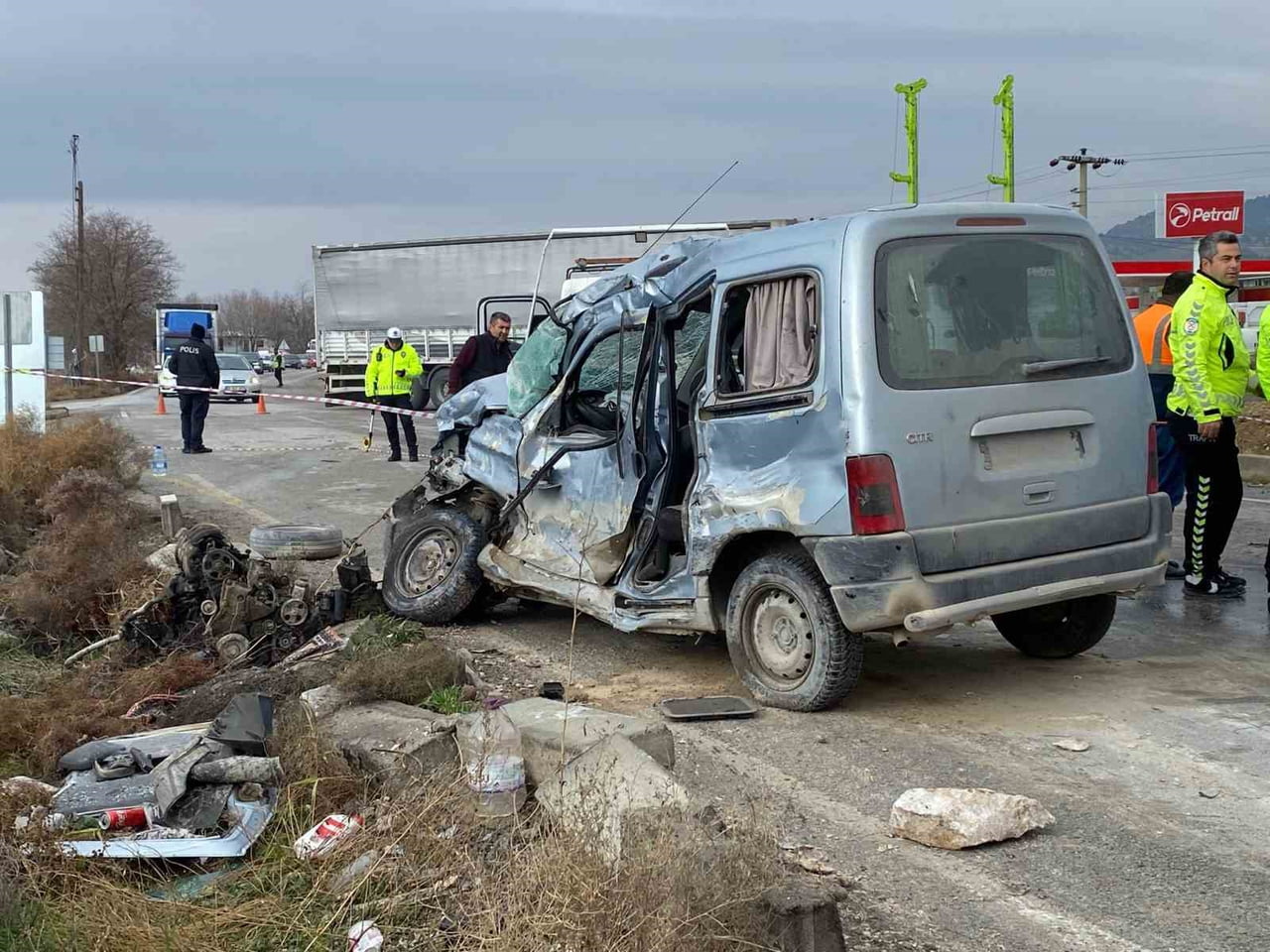 DENİZLİ’DE TALİ YOLDAN ANAYOLA ÇIKMAK İSTEYEN YAŞLI ADAMIN KULLANDIĞI OTOMOBİL MERMER YÜKLÜ TIRLA...