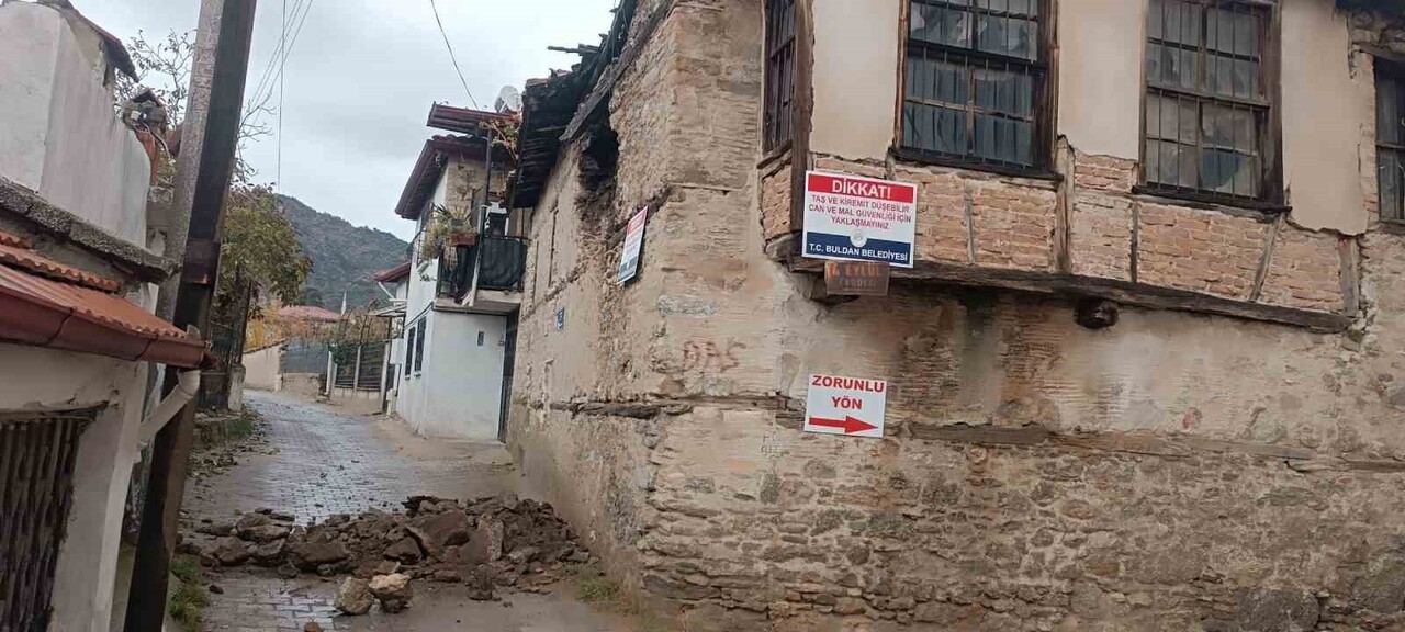 DENİZLİ’Nİ BULDAN İLÇESİNDE KULLANILMAYAN METRUK KERPİÇ BİNANIN DUVARI ÇÖKTÜ.