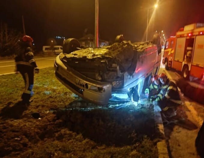 DENİZLİ’NİN ACIPAYAM İLÇESİNDE SEYİR HALİNDEYKEN HAKİMİYETİNİ KAYBETMESİ SONUCU YOLDAN ÇIKARAK YAN...